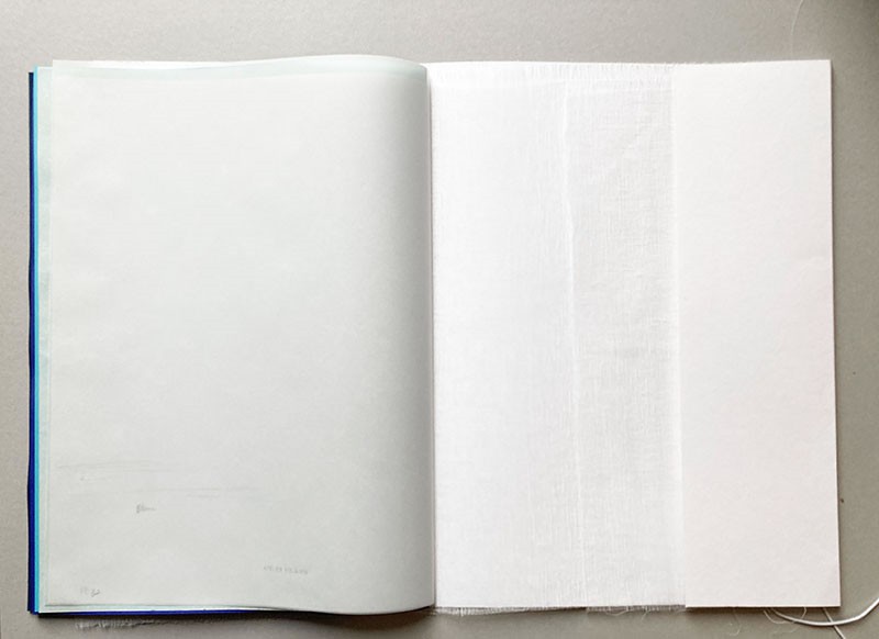 <span class=titre_dessin>L’île inspirée, Livre sérigraphié </span>30 x 40 cm, édité en 30 exemplaires, imprimé et façonné à la main à l’atelier Vis-à-Vis, 2021-2022.